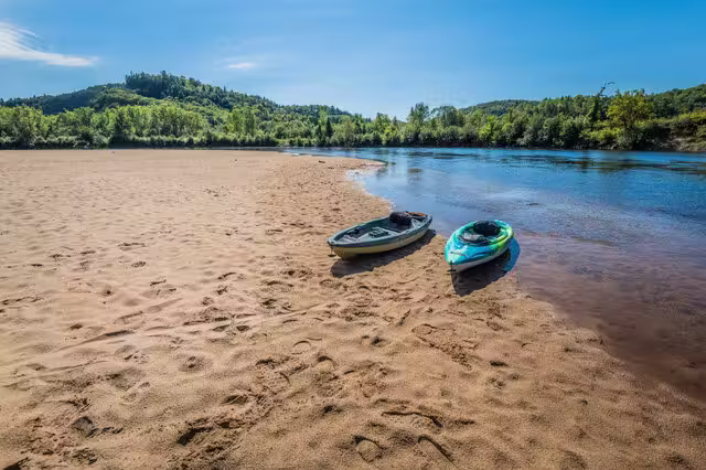 La plage au bout du terrain 