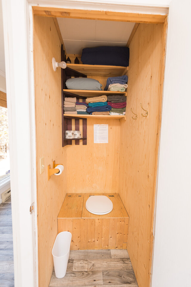 Toilette sèche au chalet Galet&nbsp;&nbsp;&nbsp;&copy; Phare Cap-Chat