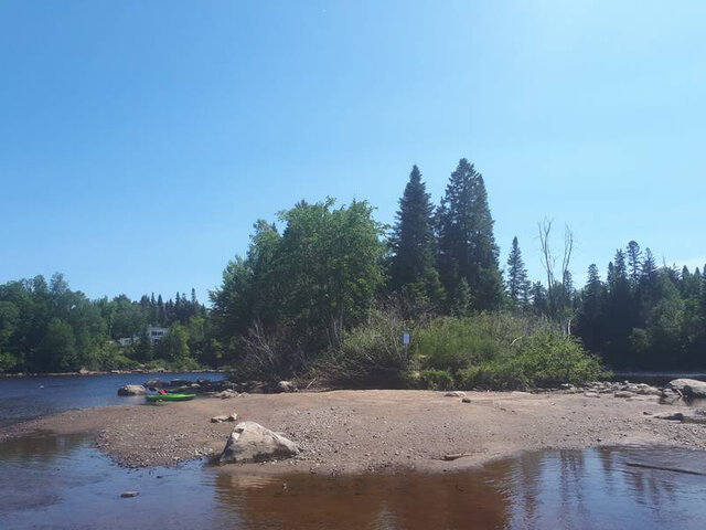 île et plage privée en face du chalet
