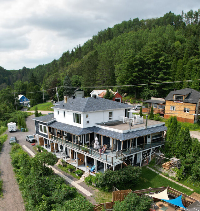 Séjour de la Flèche du fjord avec patio terrasse et vue sur la rivière&nbsp;&nbsp;&nbsp;&copy; P.Tremblay