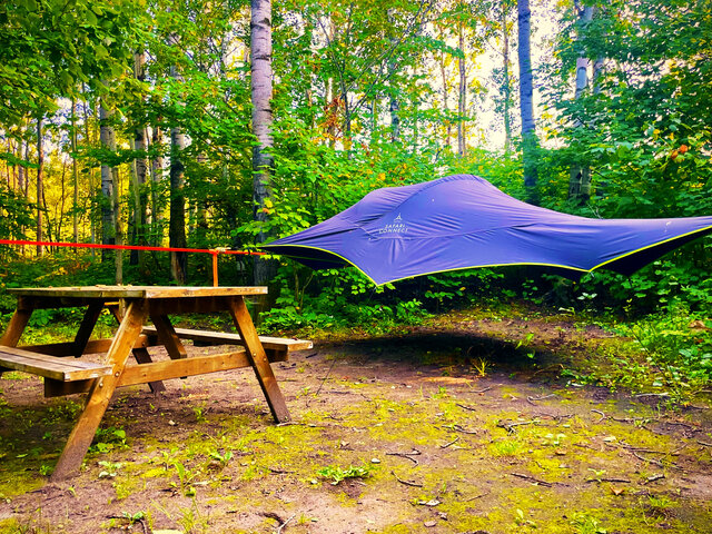 Tente suspendue pour 2&nbsp;&nbsp;&nbsp;&copy; Assi-Nipi