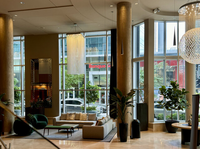 Warwick Le Crystal - Lobby&nbsp;&nbsp;&nbsp;&copy; Warwick Le Crystal - Montréal