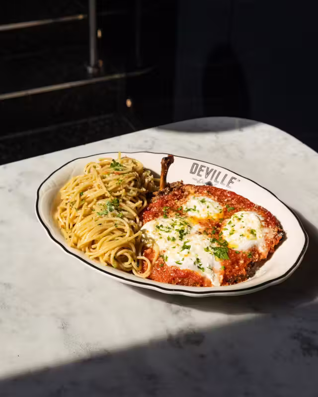 Deville Dinebar - Suprême de poulet parmigiana&nbsp;&nbsp;&nbsp;&copy; Deville Dinerbar