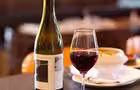 Le Bouchon par Bleu & Persillé - Bouteille de vin et soupe à l'oignon au bar&nbsp;&nbsp;&nbsp;&copy; M.Salazard