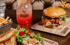 Burger et tartare saumon-chèvre © Shaker Cuisine & Mixologie