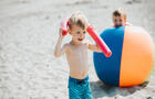 S'amuser sur la plage © M-A.Hallé