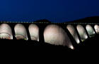 Vue de nuit du barrage Daniel-Johnson&nbsp;&nbsp;&nbsp;&copy; Hydro-Québec
