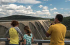 Visiteurs et vue sur le barrage Daniel-Johnson&nbsp;&nbsp;&nbsp;&copy; Hydro-Québec