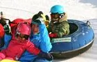Du plaisir en glissade d'hiver