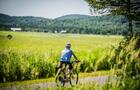 Cycliste sur la Vélopiste à Saint-Léonard&nbsp;&nbsp;&nbsp;&copy; L.Charland