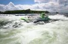 Saute‑Moutons - Bateau vert percutant une vague&nbsp;&nbsp;&nbsp;&copy; Saute-Moutons
