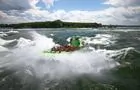 Saute‑Moutons - Bateau vert dans une vague&nbsp;&nbsp;&nbsp;&copy; Saute-Moutons