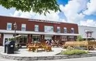 terrasse_exterieur_bar_laitier_ete © Laiterie de Coaticook ltée