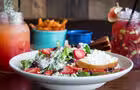 Salade - La biquette de chèvre et cocktails © La Belle & La Boeuf - Burger Bar (Chicoutimi)