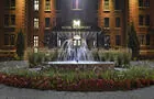 Façade et fontaine nuit © Hôtel Montfort