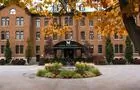 Façade et fontaine automne © Hôtel Montfort