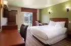 chambre régulière 1 lit queen © NADEAU JULIEN INC