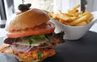 Hôtel Castel - Burger au poulet piri-piri&nbsp;&nbsp;&nbsp;&copy; Hôtel Castel