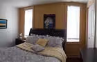 Chambre spacieuse lit queen