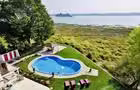 Piscine au bord du fleuve avec gazebo et passage de bateaux © Villa au bord de l'eau