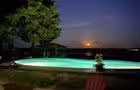 Piscine illuminée en soirée face au fleuve et au clair de lune © Villa au bord de l'eau
