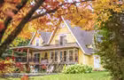 Vue arrière du chalet l'automne © C.Grenier