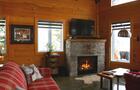 Salle de séjour avec foyer&nbsp;&nbsp;&nbsp;&copy; Chalets BSL