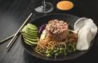 Poké bol avec tartare de saumon-fraise épicé © Sushi X