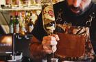 Barman en action © Alma Kismic