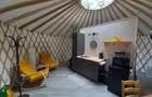 Inclut une cuisinette, salon lounge et lit double © Domaine Tourelle sur Mer