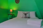 Chambre lit double © Chalets Booking