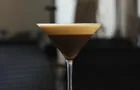 Espresso martini cocktail café verre martini table bois © Carrera Café