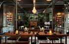 Tables avec vue sur le dj © Madame Bovary