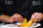 Préparation d'un plat&nbsp;&nbsp;&nbsp;&copy; Restaurant L'Imprévu