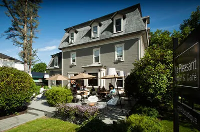 Le Pleasant Hôtel & Café
