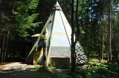 AUX TIPIS DE LA RIVIÈRE SAUVAGE
