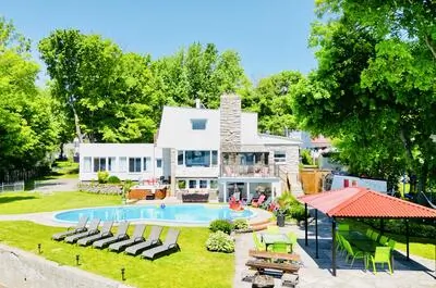 VILLA AU BORD DE L&rsquo;EAU