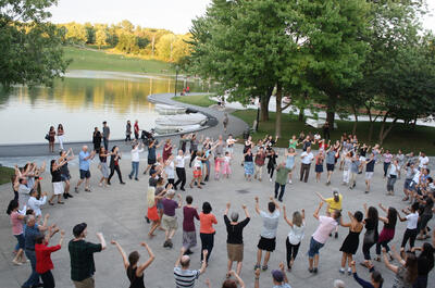 Danses folkloriques internationales en plein air au Lac-aux-Castors