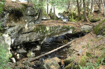 Sentiers du Pont de pierres de Déléage