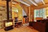 L'Aurore Boréale - Salon avec foyer au bois&nbsp;&nbsp;&nbsp;&copy; Au Chalet en Bois Rond