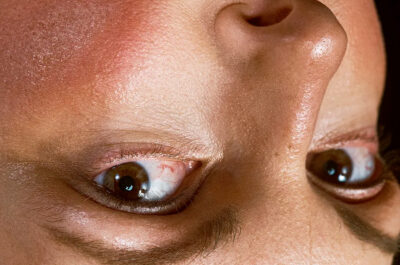 Camera obscura : Rachel Graton met en lumière l’éveil d’un regard d’artiste dans un solo habité par trois générations de femmes