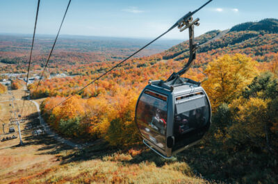 Télécabine au-dessus d’une montagne aux couleurs d’automne