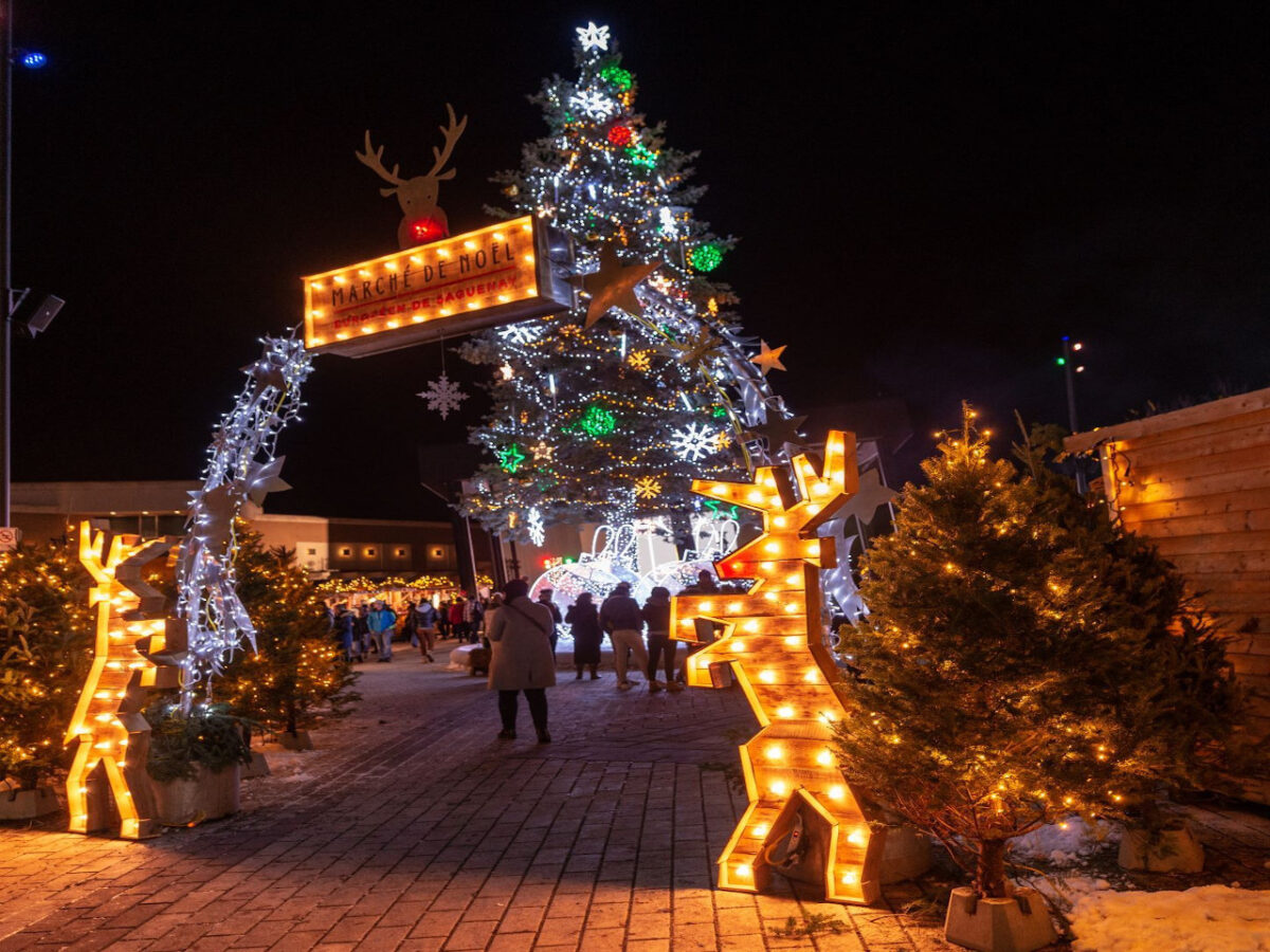 Kiosques illuminés du Marché de Noël européen de Saguenay en soirée